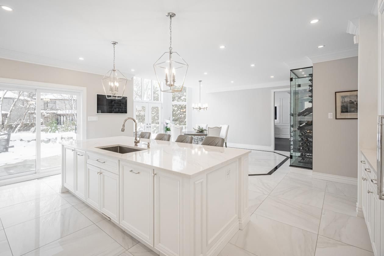 Il y a un grand îlot au milieu de la cuisine.