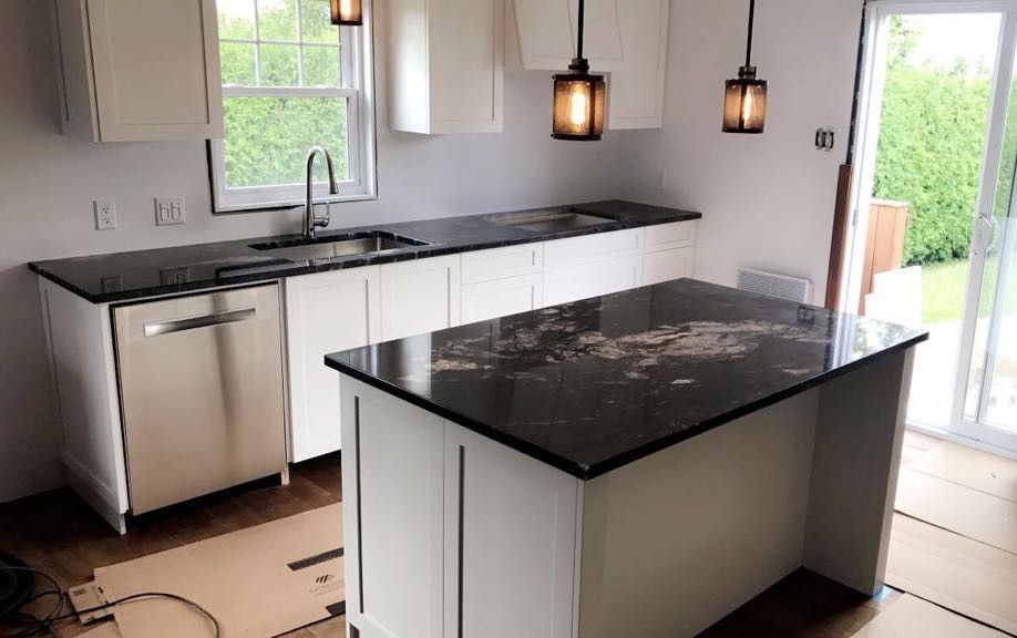 Une cuisine avec un grand îlot au milieu.