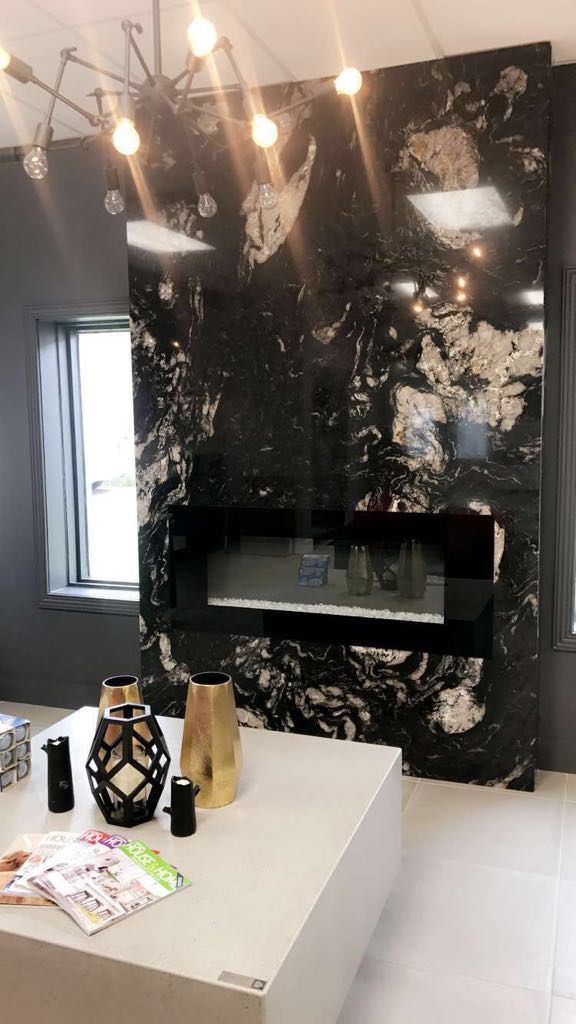 Il y a une cheminée au milieu de la pièce.