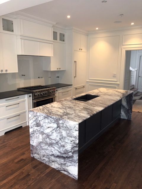 Une cuisine avec un grand îlot au milieu.