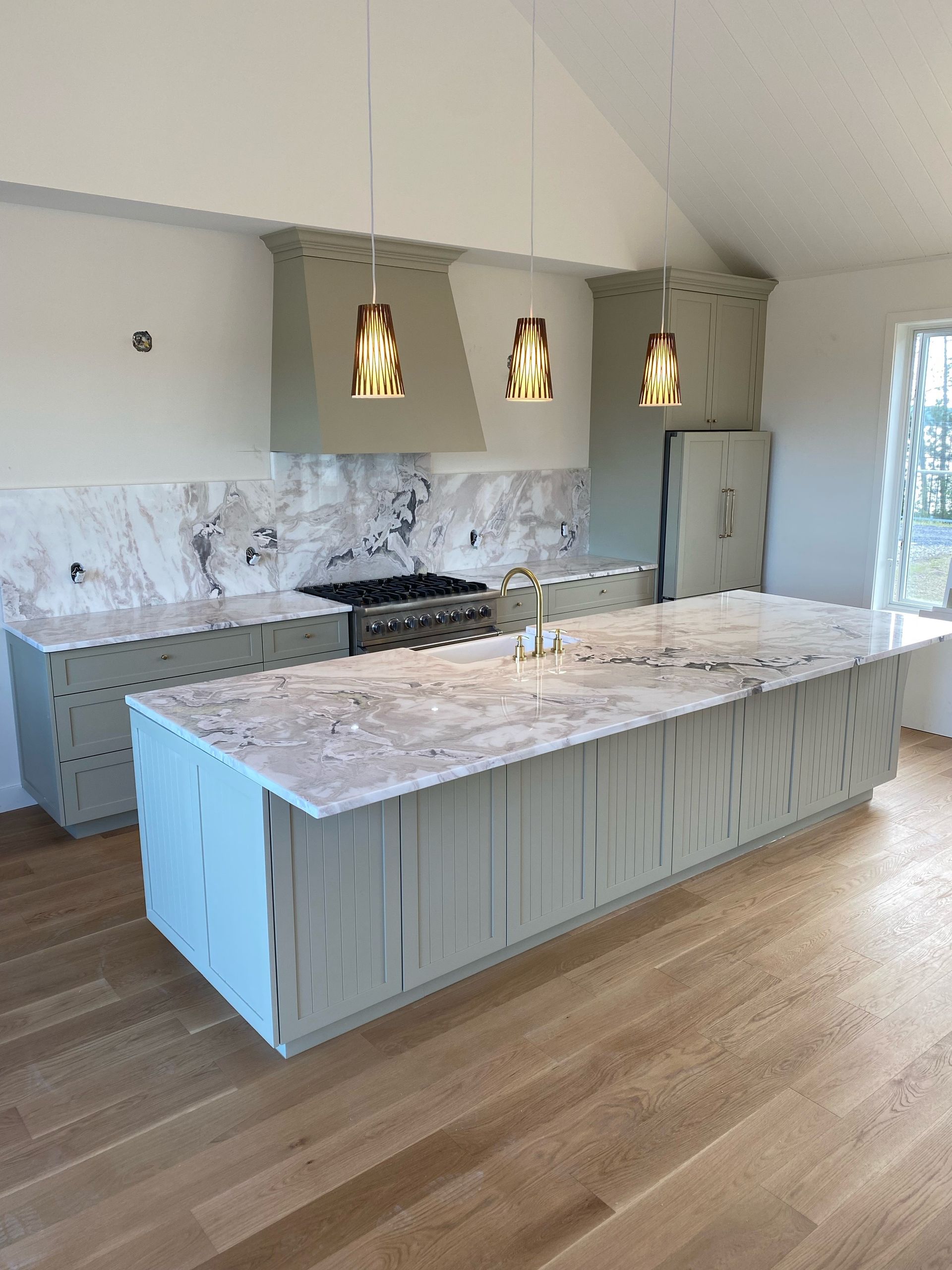 Il y a un grand îlot au milieu de la cuisine.