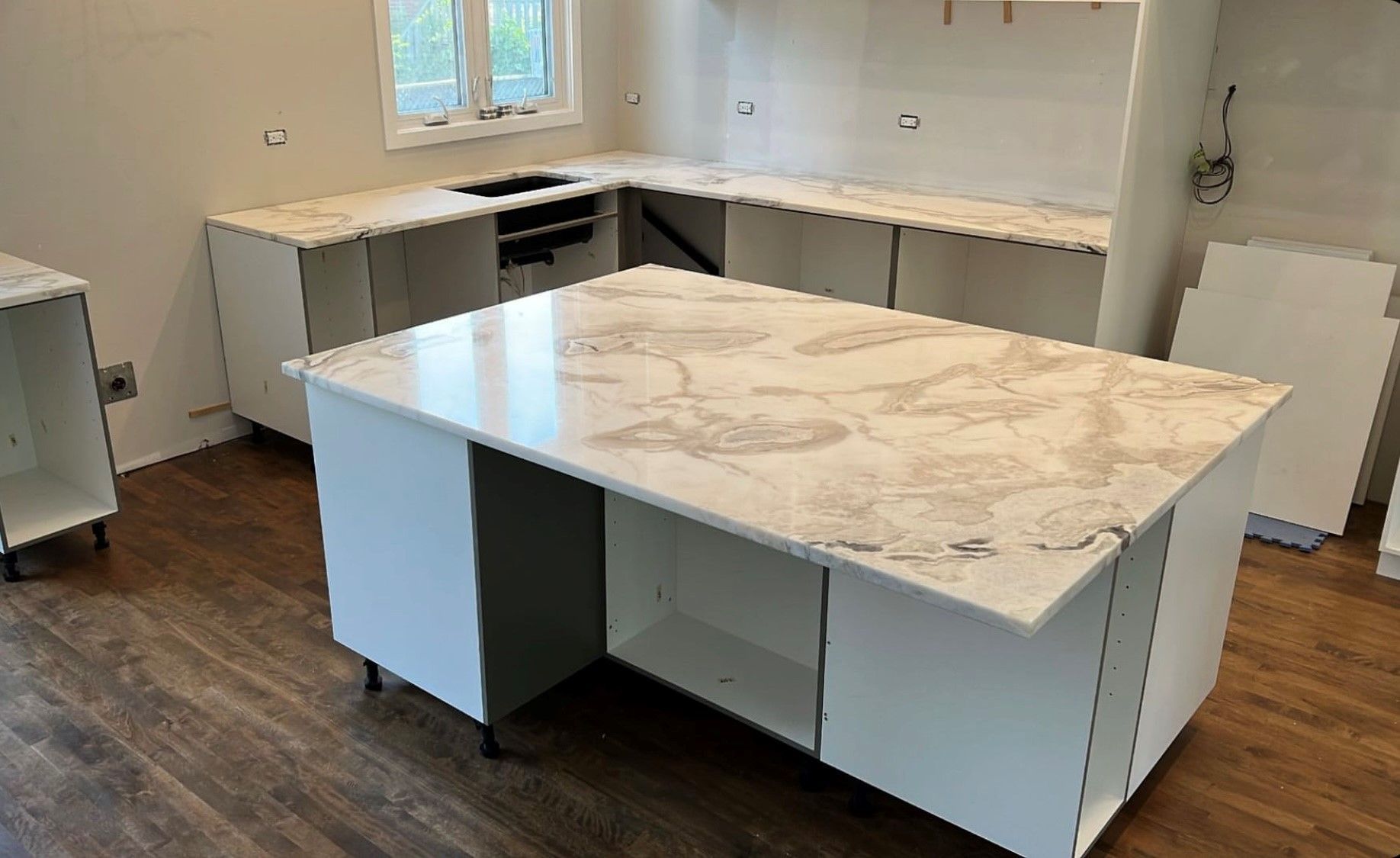 Une cuisine avec un grand îlot au milieu de la pièce.