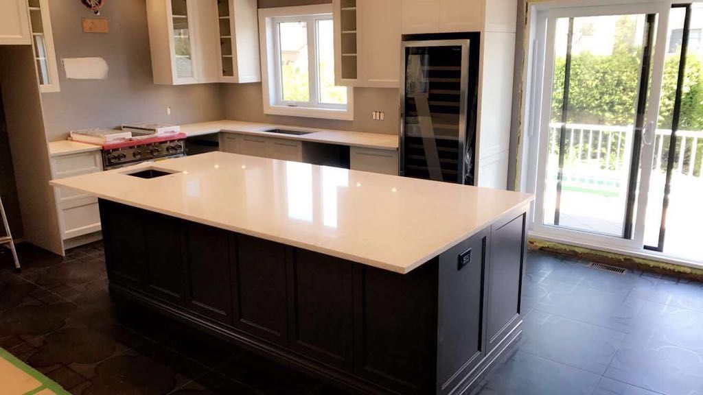 Une cuisine avec un grand îlot au milieu.