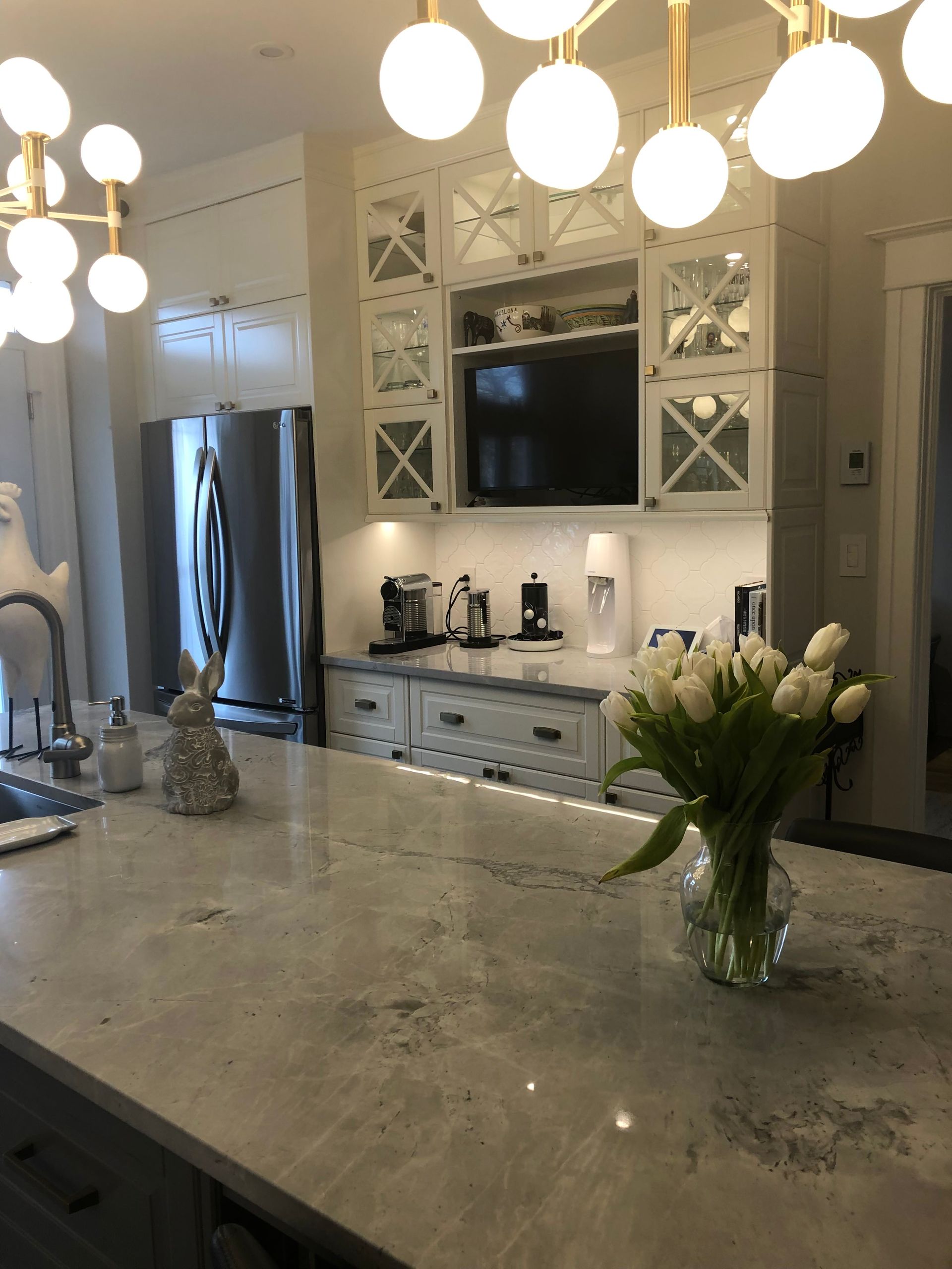 Une cuisine avec un vase de fleurs sur le comptoir