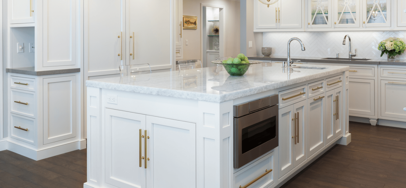 Il y a un grand îlot au milieu de la cuisine.