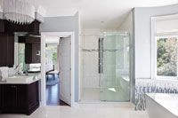 Une salle de bain avec douche à l'italienne et baignoire.