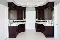 Une salle de bain avec deux lavabos et deux miroirs.