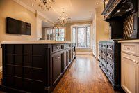 Il y a un grand îlot au milieu de la cuisine.