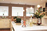 Une cuisine avec un grand îlot et beaucoup de fenêtres.