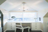 Il y a un bureau et une chaise dans le coin de la pièce.