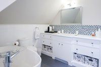 Une salle de bain avec baignoire , lavabo , miroir et toilettes.