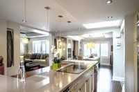 Une cuisine avec un grand îlot et un évier dans une maison.