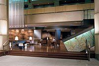 Un grand hall d'entrée d'un hôtel avec des escaliers menant au deuxième étage.