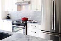 Une cuisine avec une cuisinière , un four , un réfrigérateur et un évier.