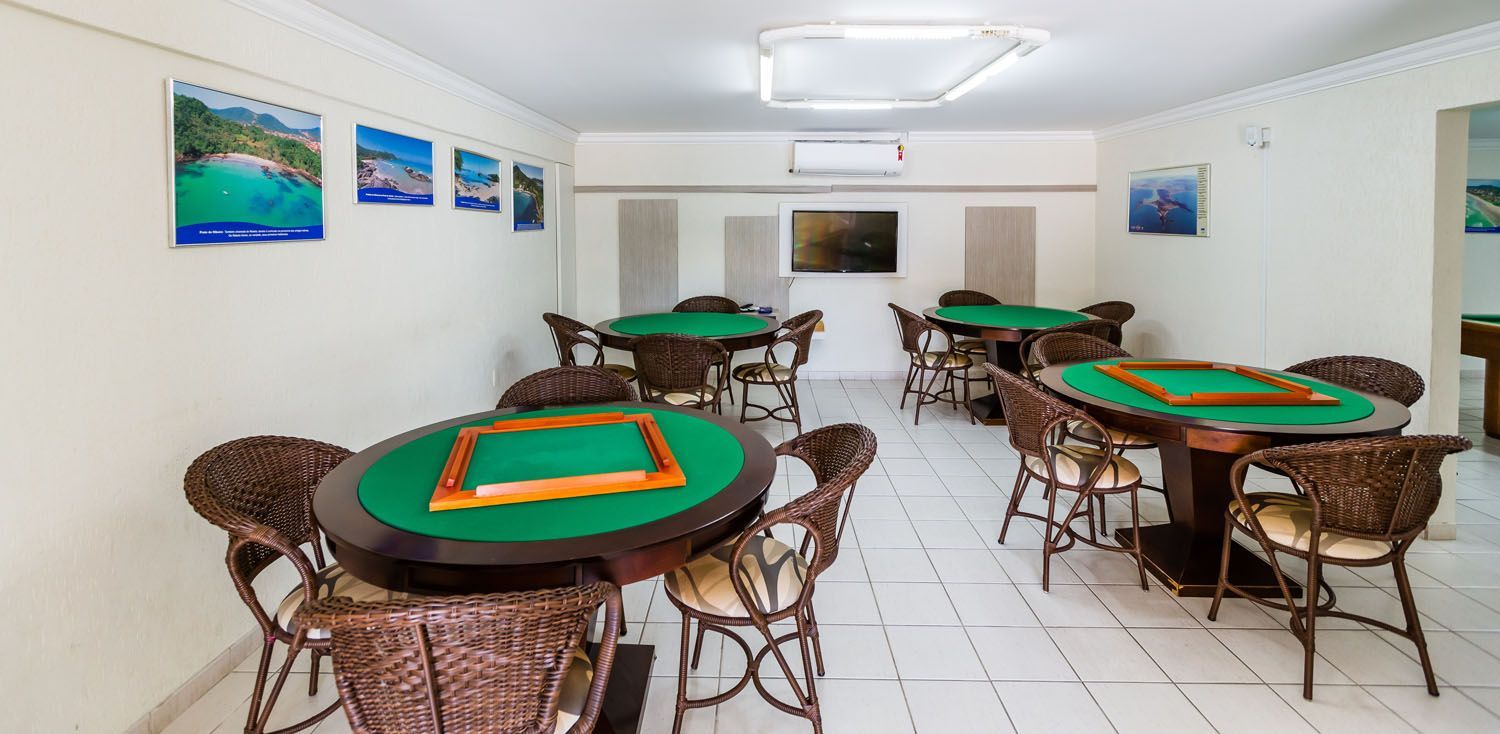 Há muitas mesas e cadeiras na sala.