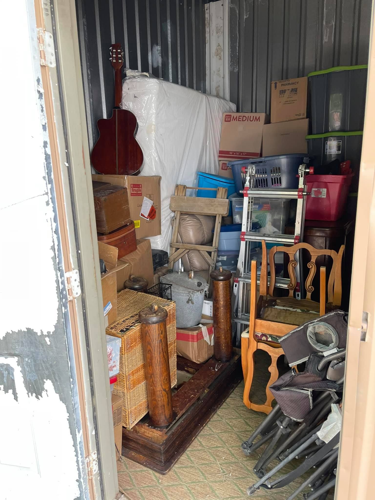 A room filled with lots of furniture and boxes.