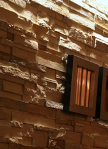 Un mur de briques avec une lumière dessus