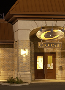 Un bâtiment avec un panneau indiquant « croteau » dessus