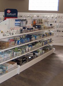 Un magasin rempli d'étagères remplies de nombreux articles.