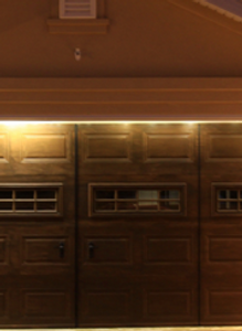 Un gros plan d'une porte de garage avec des lumières dessus