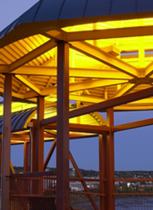 Un bâtiment avec un toit couvert de lumières jaunes