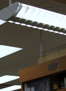 Une lumière suspendue au plafond dans un magasin