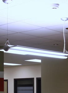 Un ventilateur de plafond est suspendu au plafond d'une pièce