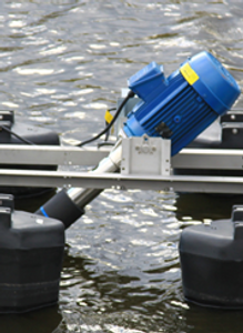 Un moteur bleu est attaché à un radeau dans l'eau