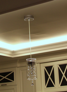 Une lumière suspendue au plafond dans une cuisine