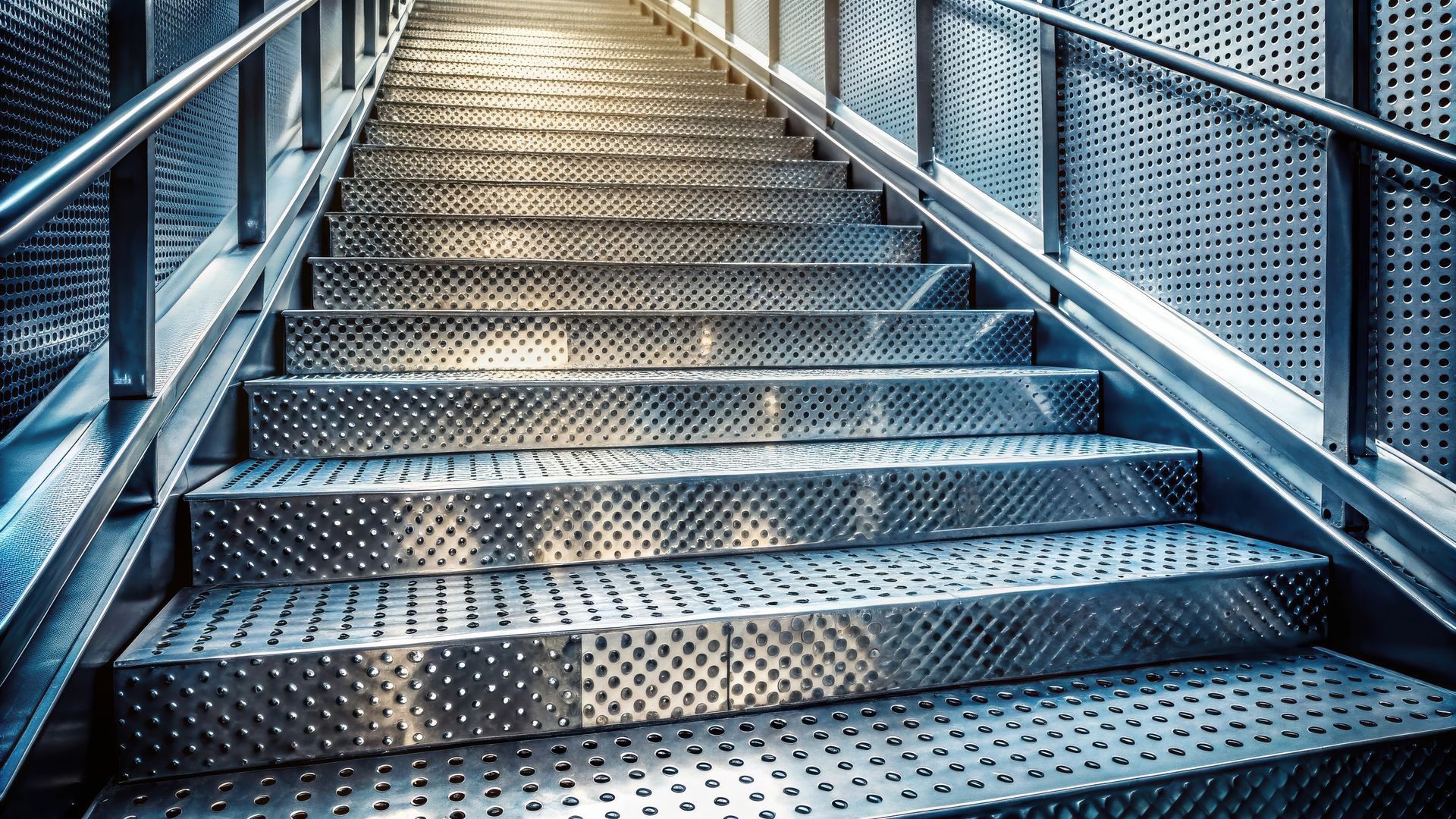 Un ensemble d'escaliers métalliques menant à un pont.