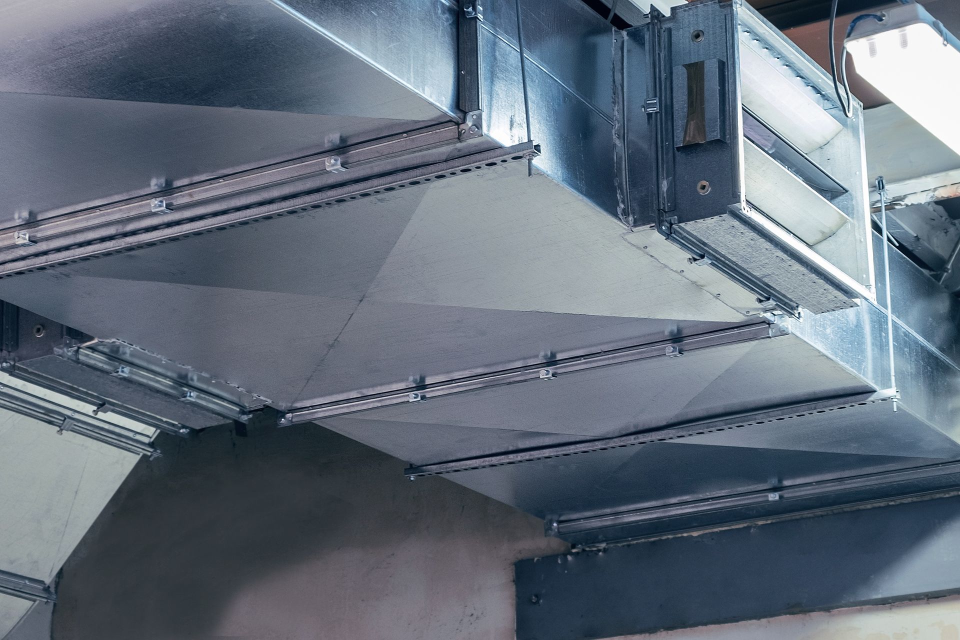 Un tas de conduits métalliques pendent du plafond