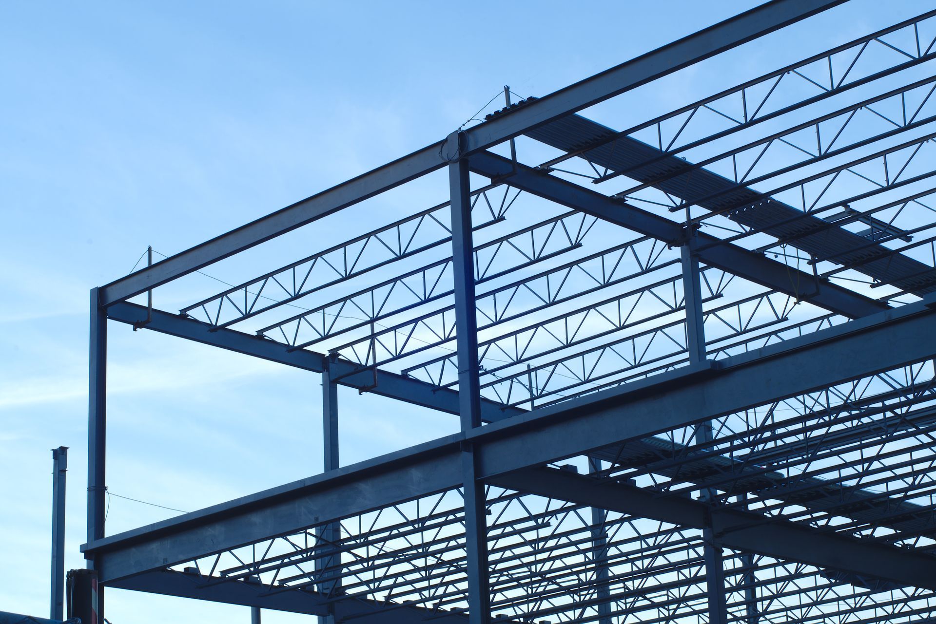 Un bâtiment en construction avec un ciel bleu en arrière-plan