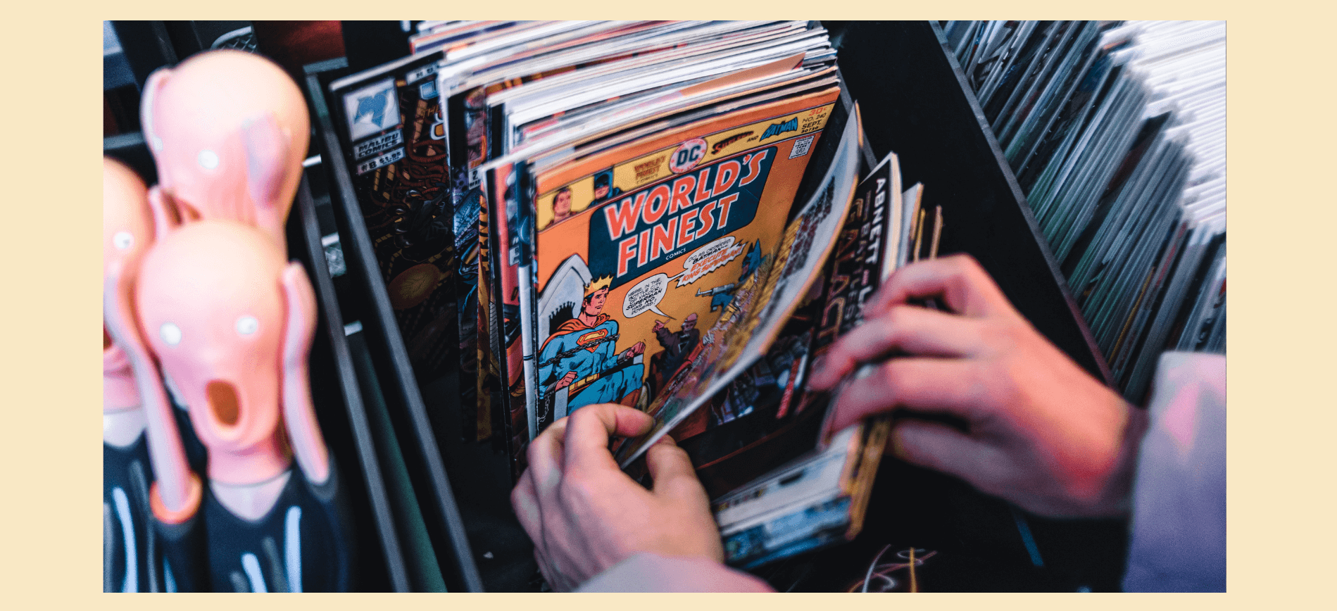 Uma pessoa mexendo revista em uma caixa várias revistas em quadrinhos.