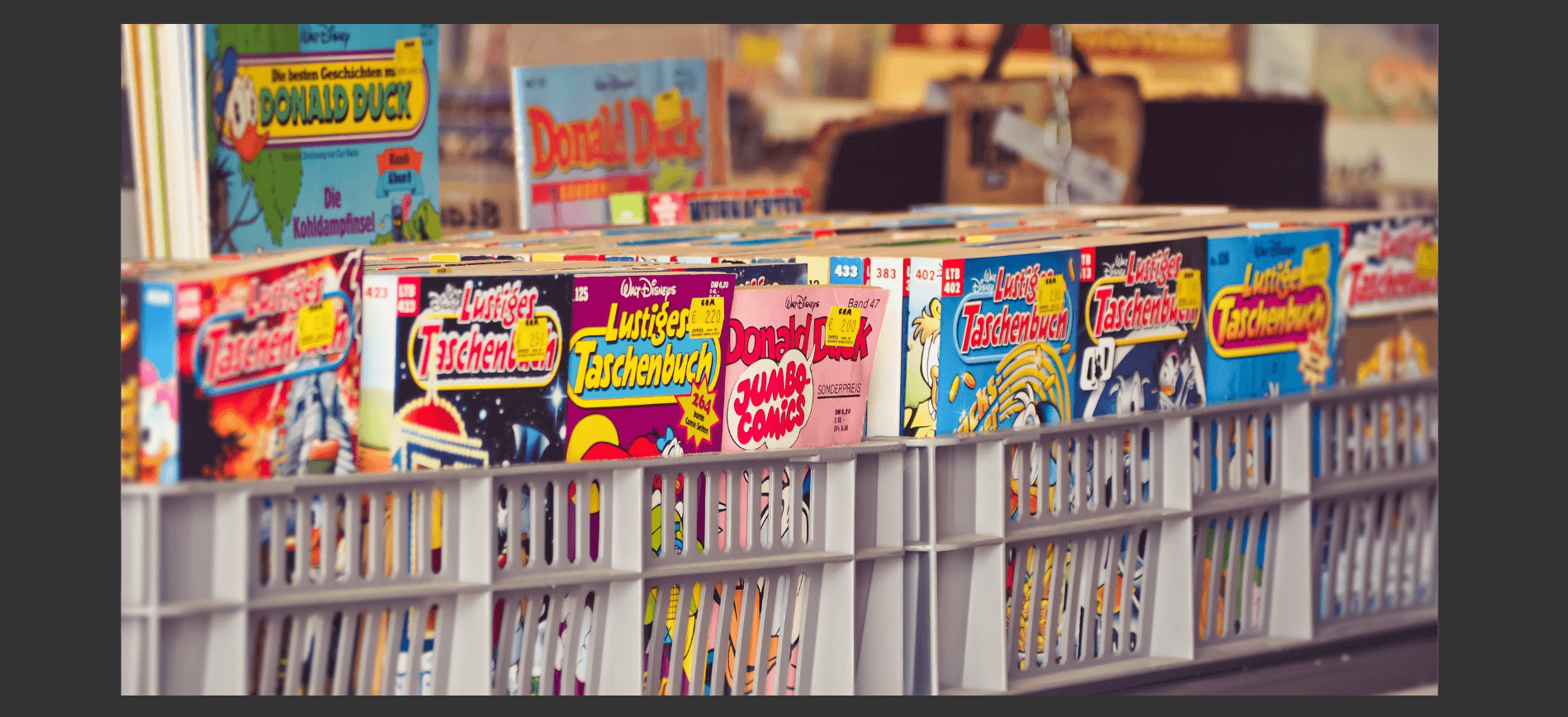 Uma caixa com várias revistas em quadrinhos