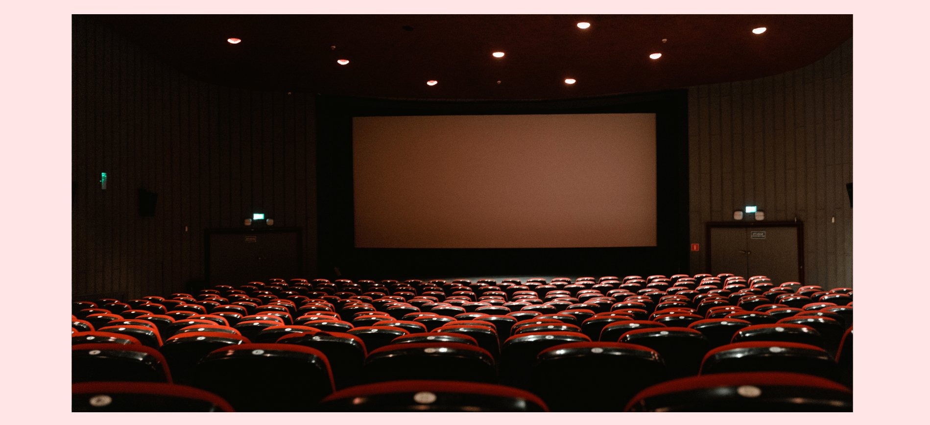 Tela de cinema em destaque em uma sala de cinema vazia