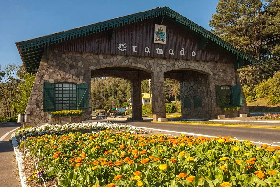 Um arco de pedra com a inscrição