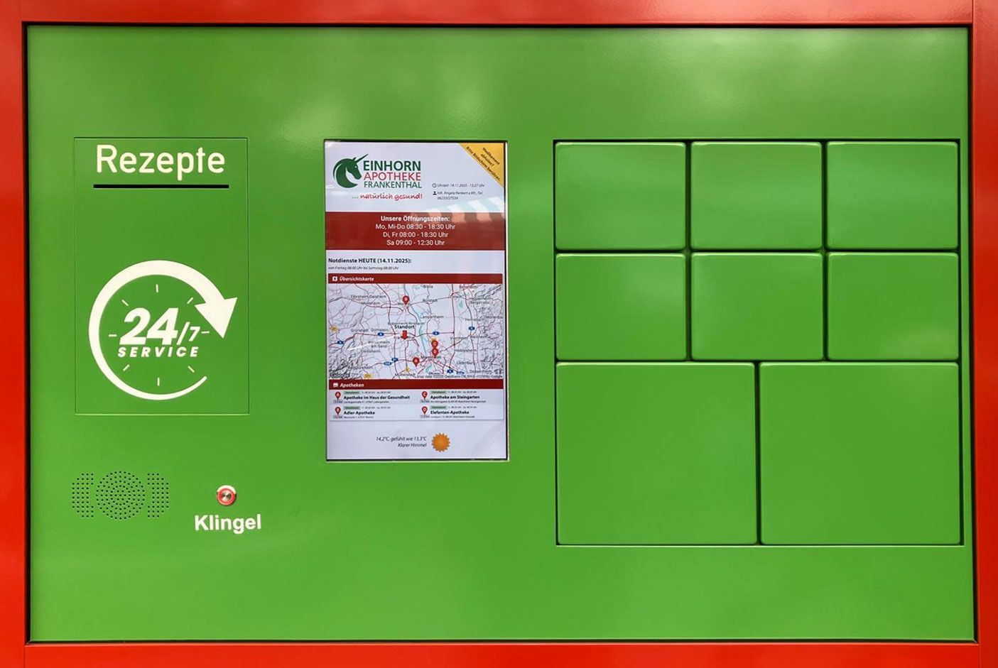 Grüner und roter Informationskiosk mit Rezepten und 24-Stunden-Serviceinformationen. Enthält eine Karte und mehrere leere grüne Felder.