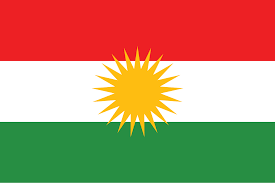 Flagge Kurdistans: horizontale Streifen in Rot, Weiß und Grün mit einem goldenen Sonnensymbol in der Mitte.