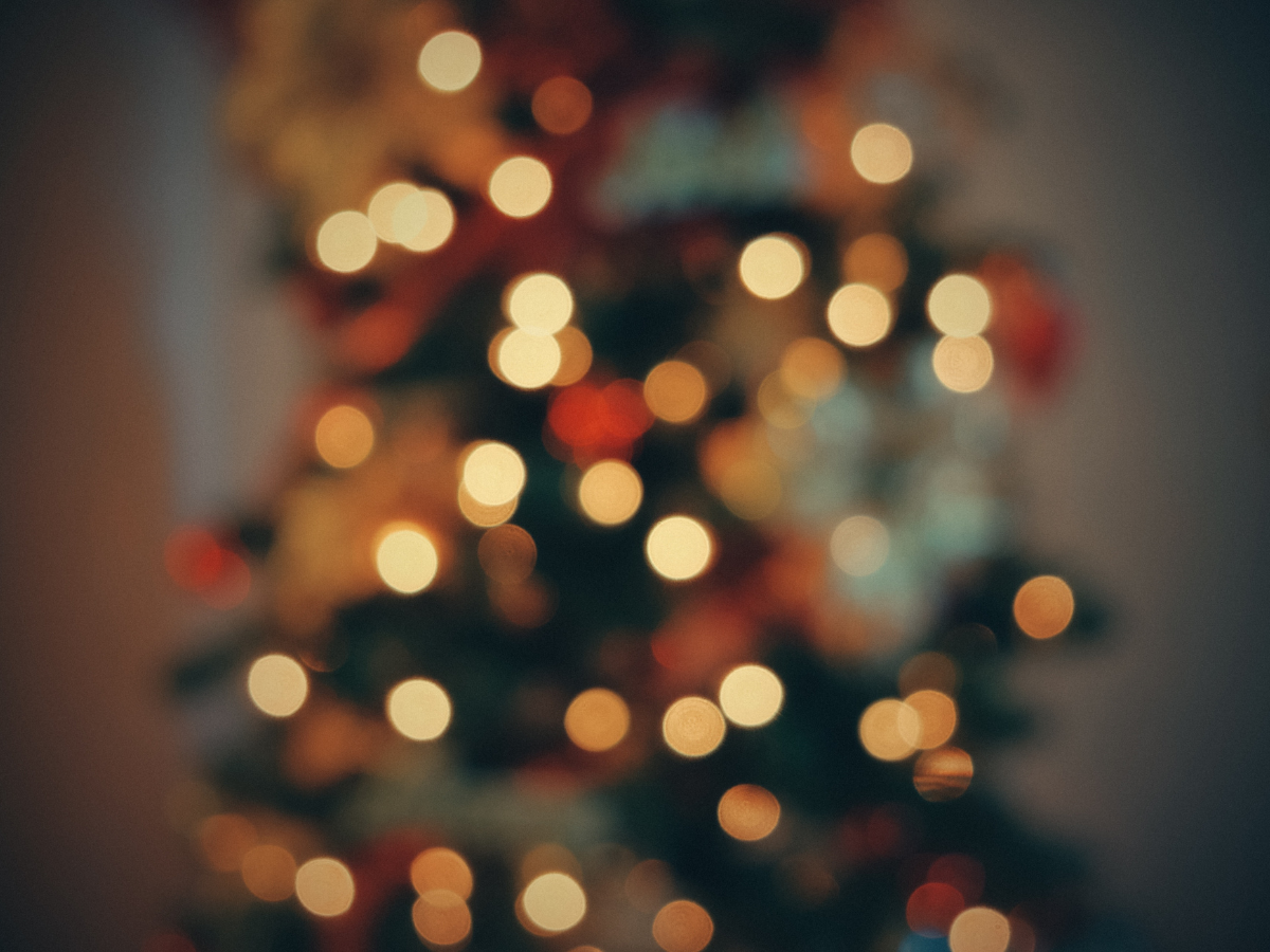 A blurry picture of a christmas tree with lights on it.