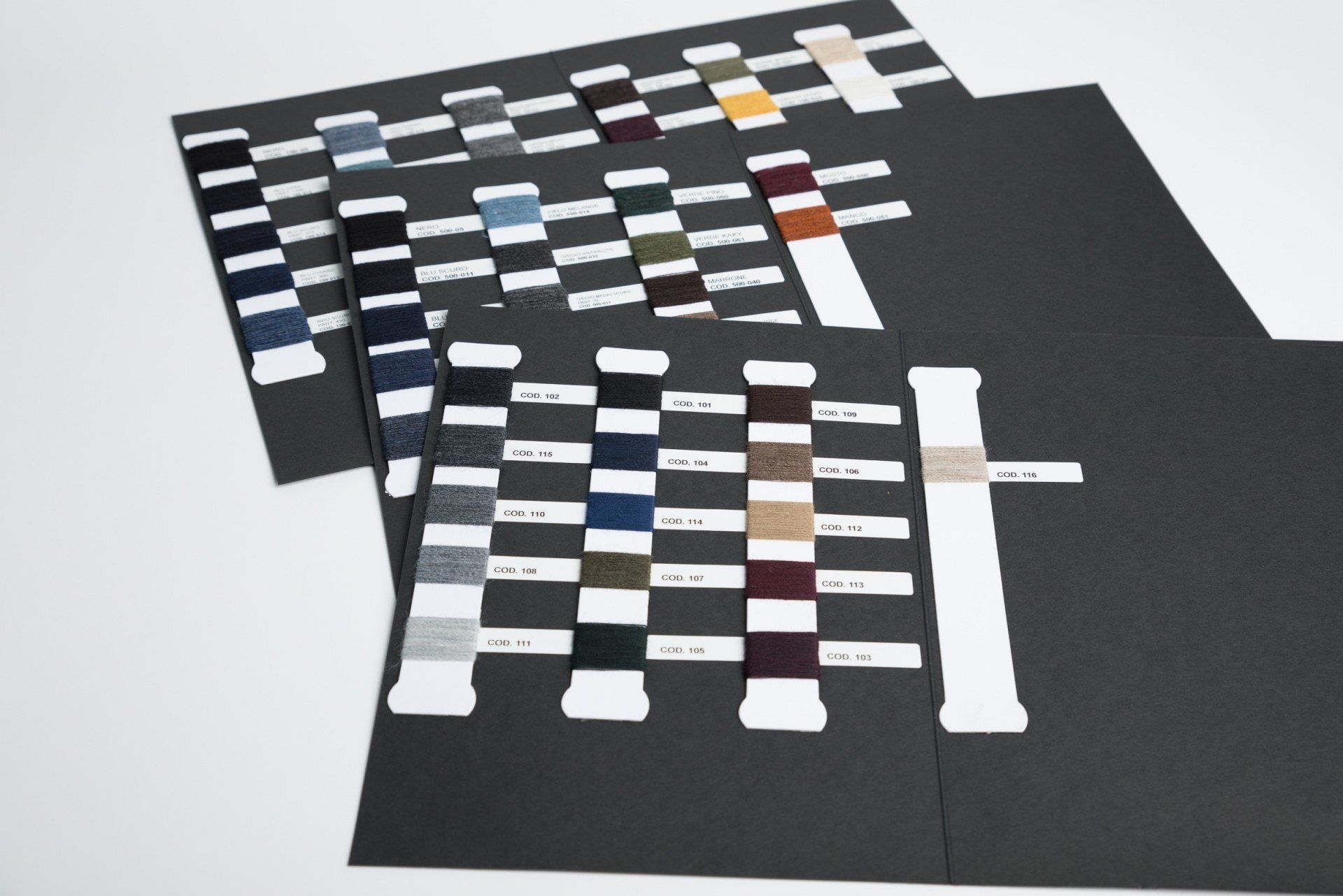 Cartella filato titolo 4 1/2, titolo 8 e NM 1/25000 art. JOSEPH, art. MARTIN, art. ALEX, vari colori, tipologia cardato , lana, poliestere Montemurlo Prato