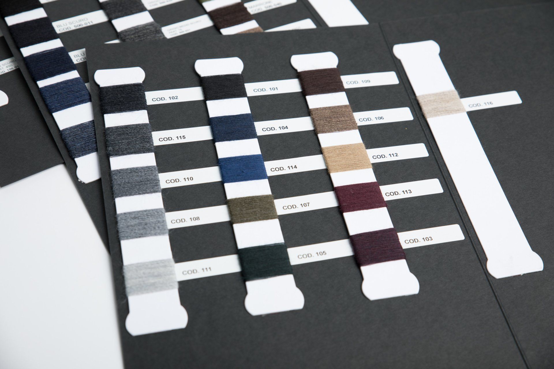 Cartella filato titolo 4 1/2, titolo 8 e NM 1/25000 art. JOSEPH, art. MARTIN, art. ALEX, vari colori, tipologia cardato , lana, poliestere Montemurlo Prato