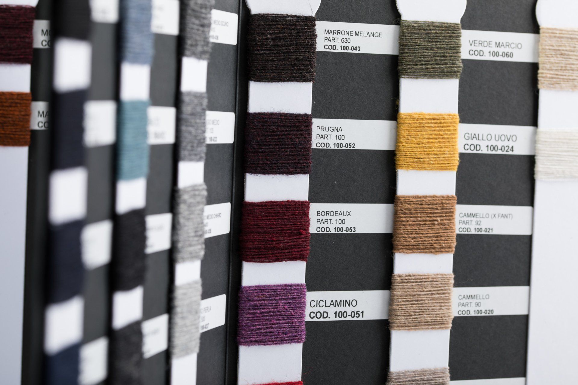 Cartella filato titolo 4 1/2, titolo 8 e NM 1/25000 art. JOSEPH, art. MARTIN, art. ALEX, vari colori, tipologia cardato , lana, poliestere Montemurlo Prato