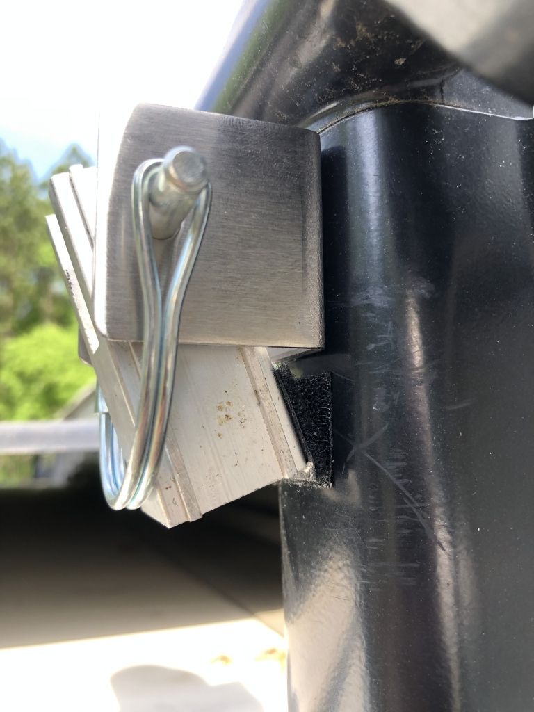 Paint pole adapter attached to a U stall bracket with a D-ring pin