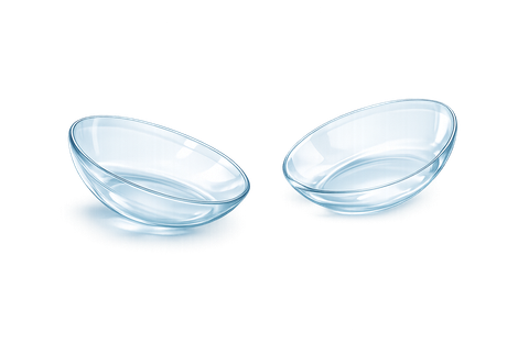 Due lenti a contatto trasparenti su una superficie bianca.