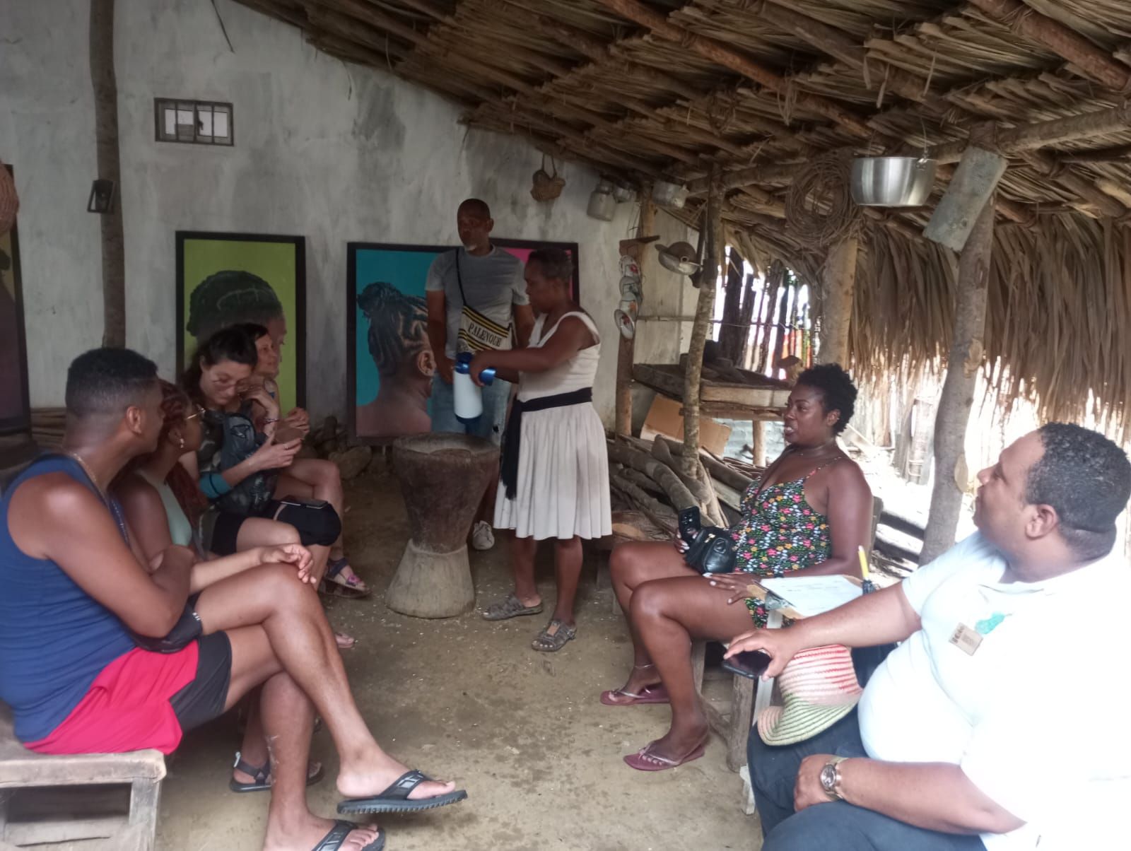 Un grupo de personas sentadas en una habitación con un cartel que dice pi