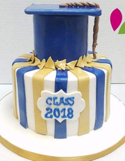 A cake with a graduation cap on top that says class 2018