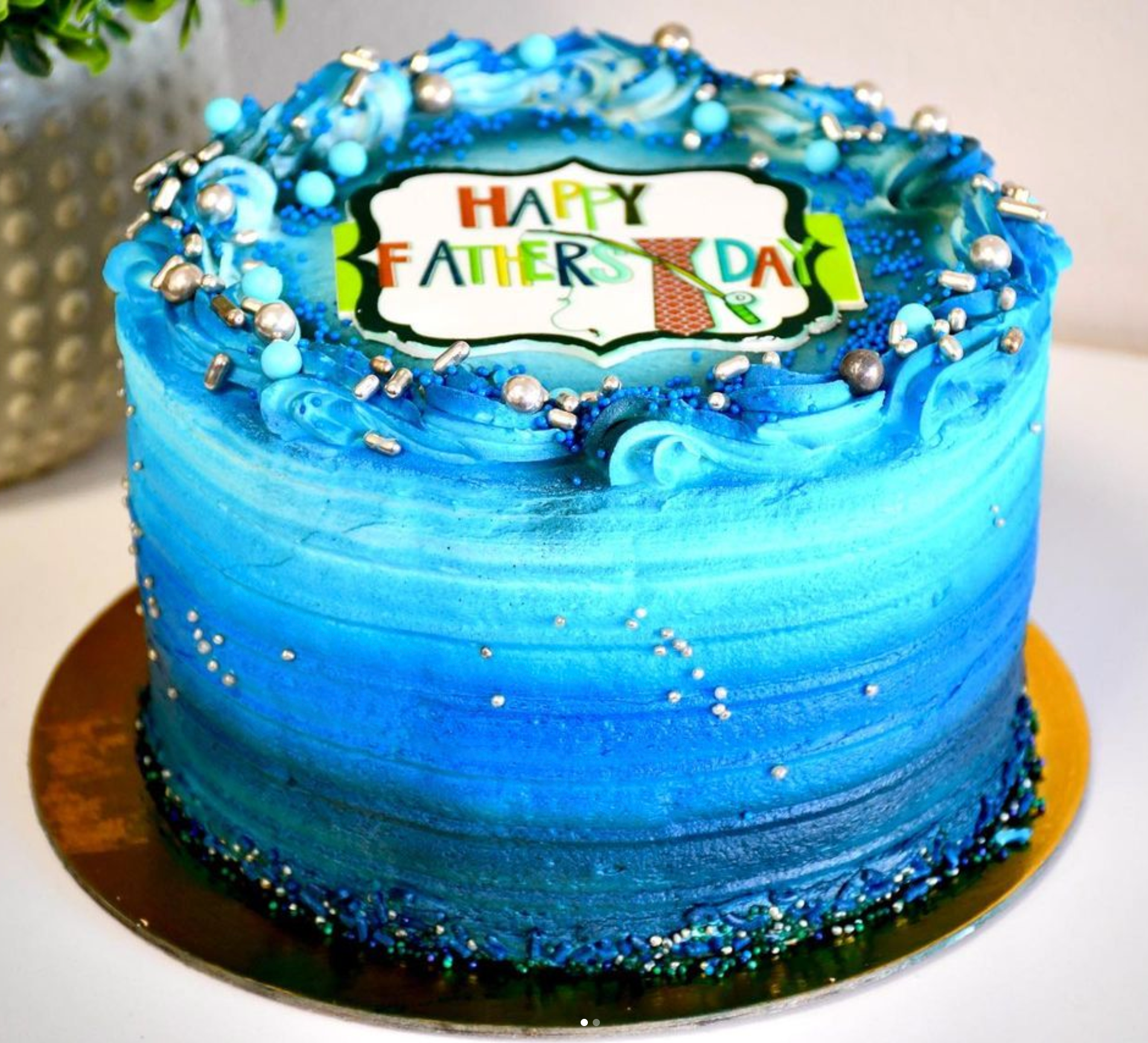 A blue cake that says happy father 's day on it