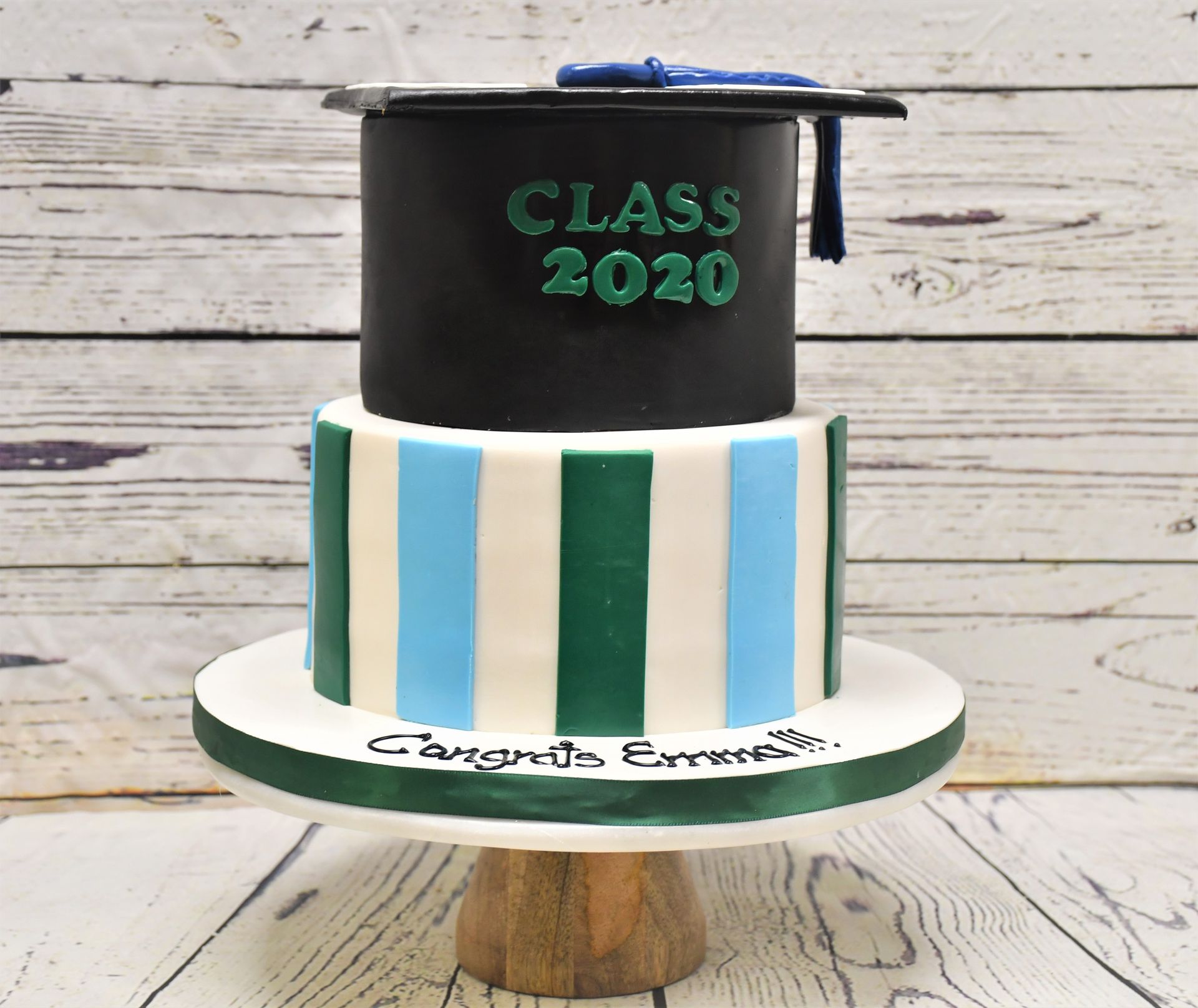 A cake with a graduation cap on top that says class 2020