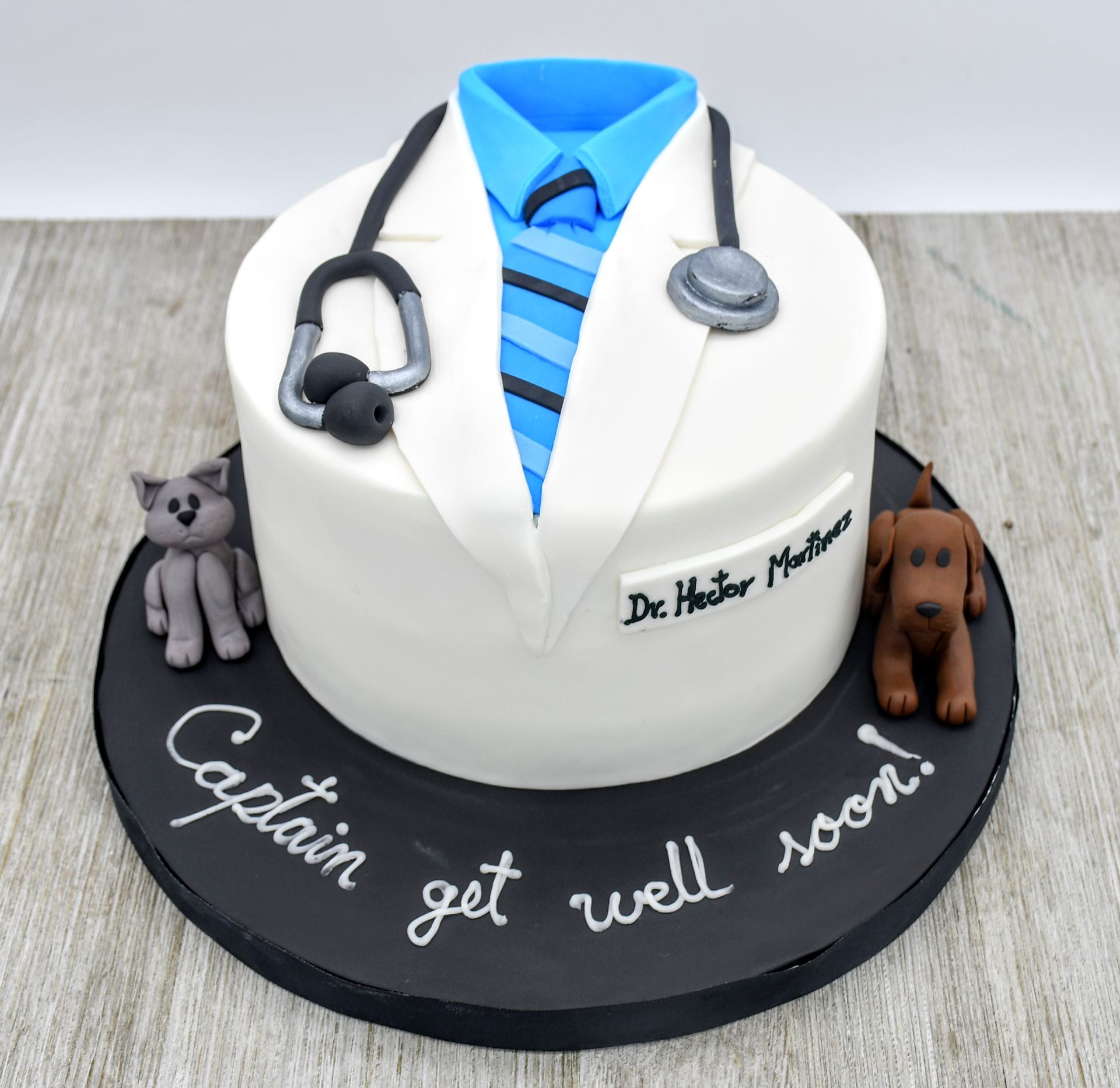 A cake that says captain get well soon on it