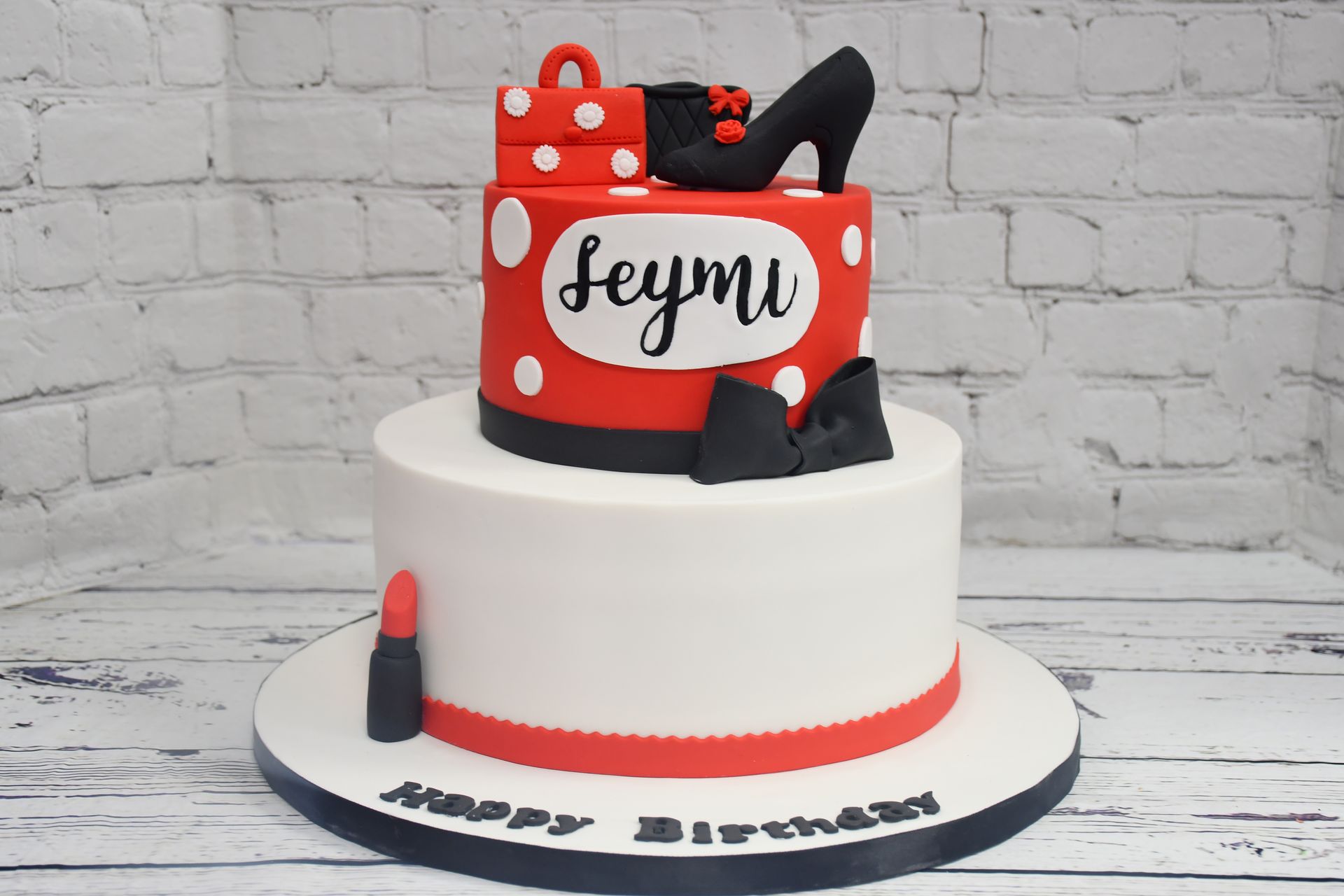 A birthday cake with the name seymi on it